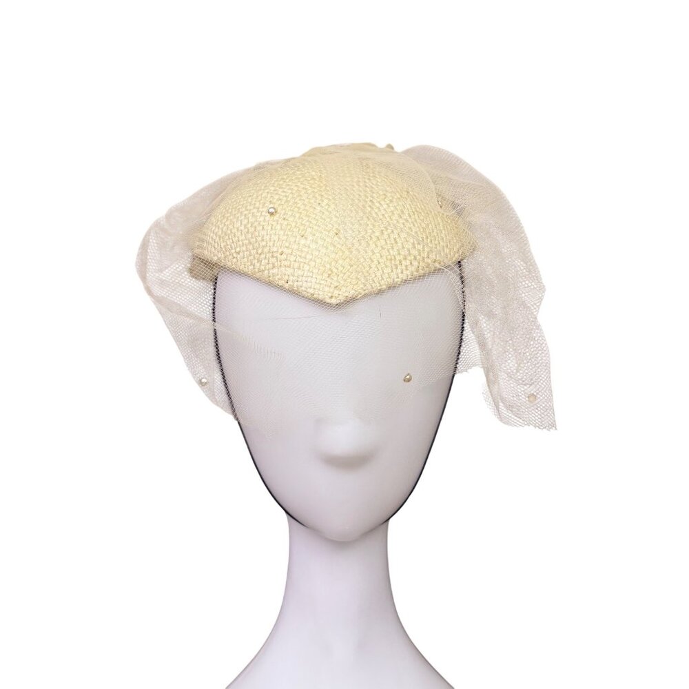 Fedoria Womens Cream Straw & Silk Fascinator With Tulle & Floral Accent OS